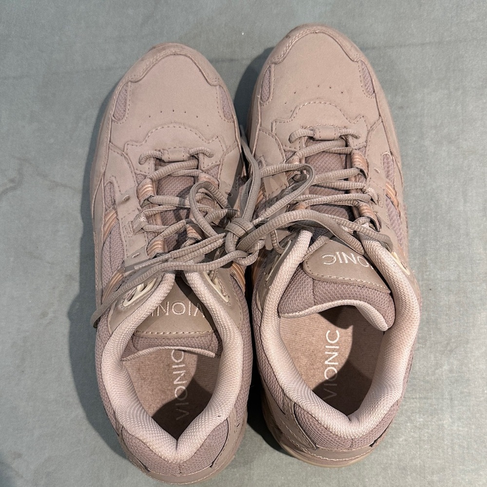 Vionic Lace-Up Sneakers in Tan Size 9.5